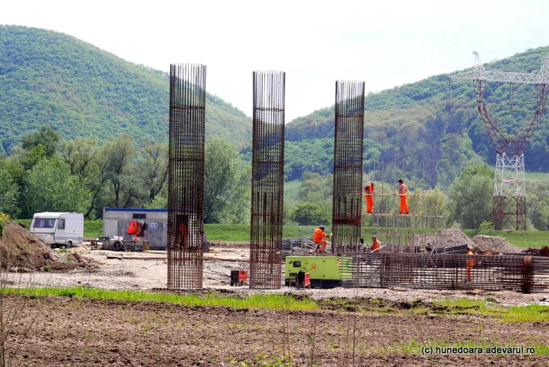 Şantierul autostrăzii Lugoj - Deva. FOTO: Daniel Guţă. ADEVĂRUL.