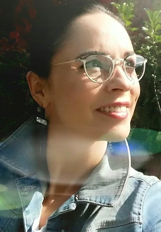Andreea Marin - ochelarii îi conferă o alură tinerească, modernă