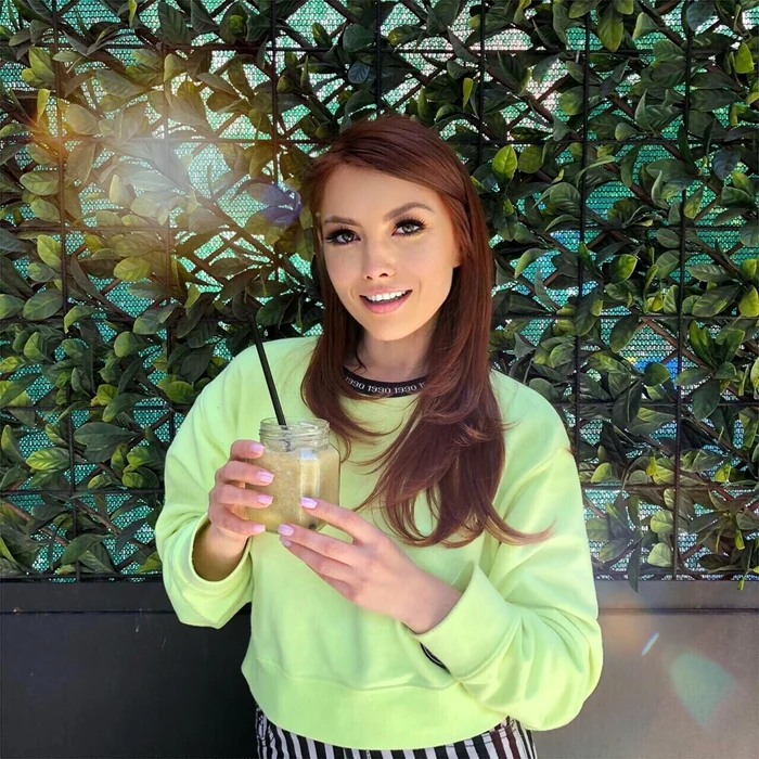 Elena Gheorghe consumă un produs pe care îș folosea și Elvis Presley înainte de concerte