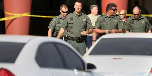 Un bărbat din statul Florida a fost împuşcat mortal într-un cinematograf local de către un alt spectator care s-a înfuriat pentru că victima sa trimitea mesaje în timpul vizionării filmului FOTO The Tampa Bay Times