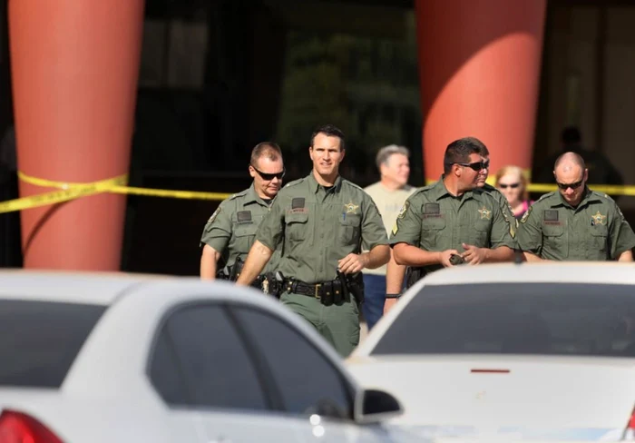 Poliţiştii au sosit la cinema-ul unde a avut loc incidentul. FOTO The Tampa Bay Times