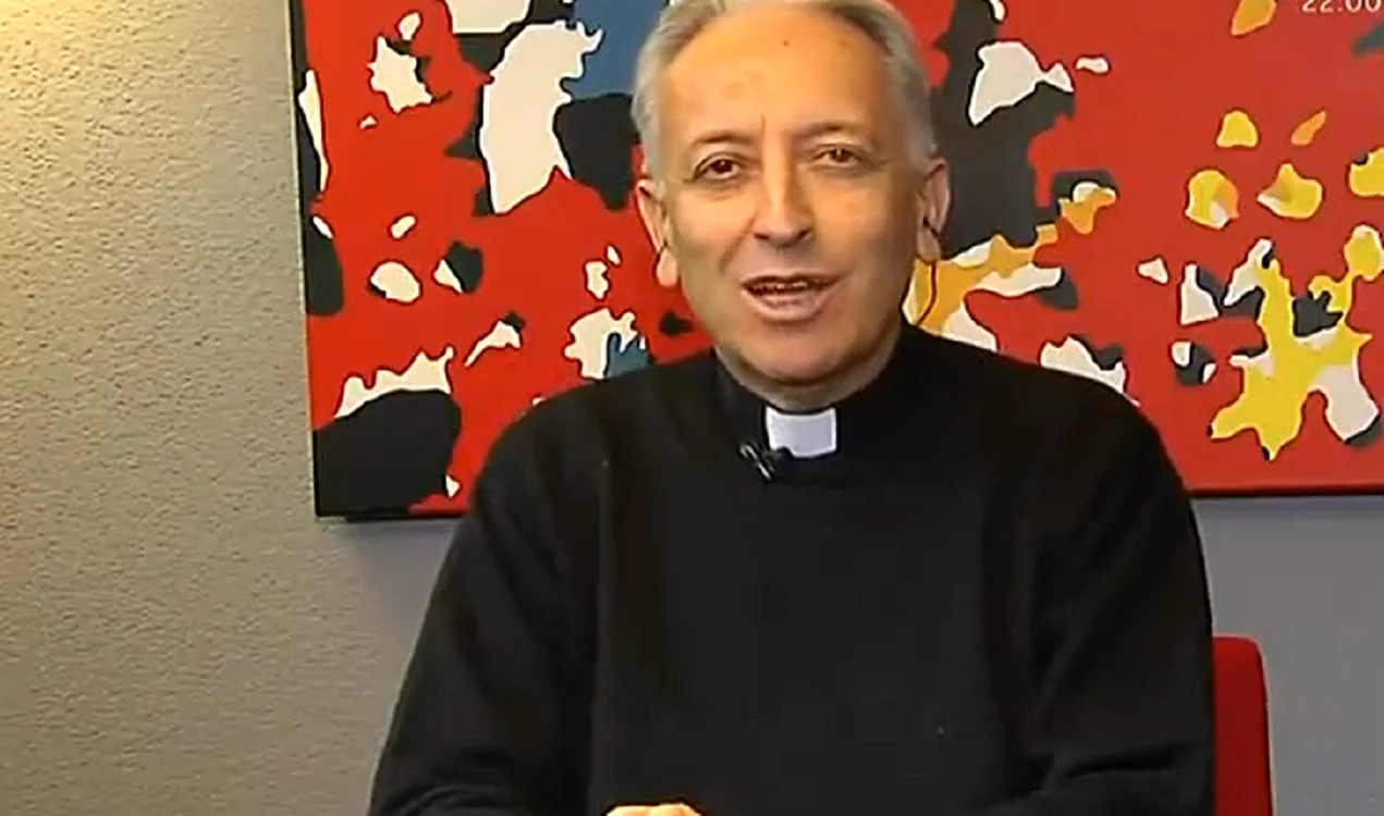 Preotul Fernando Cuevas a unit sute de cupluri catolice