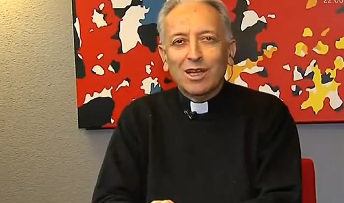 Preotul Fernando Cuevas a unit sute de cupluri catolice