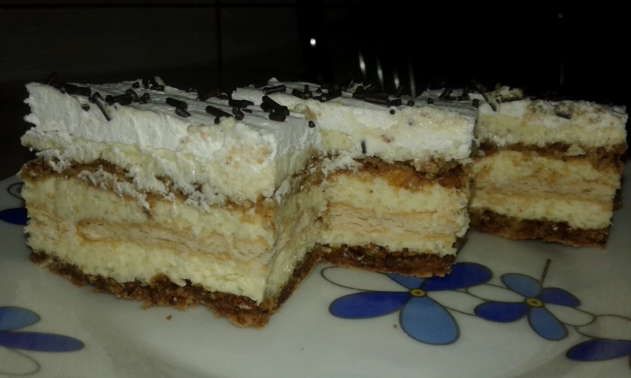 Prăjitură cu foi cu nucă şi biscuiţi