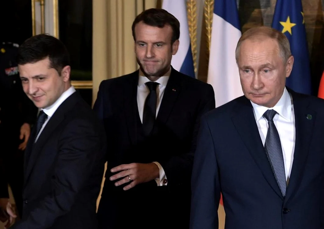 Emmanuel Macron primindu-i la Paris pe Volodimir Zelenski si Vladimir Putin. FOTO EPA-EFE