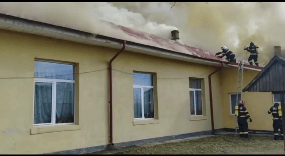 Incendiu la o școală din Olt. 40 persoane, elevi, profesori și personal auxiliar, au părăsit clădirea