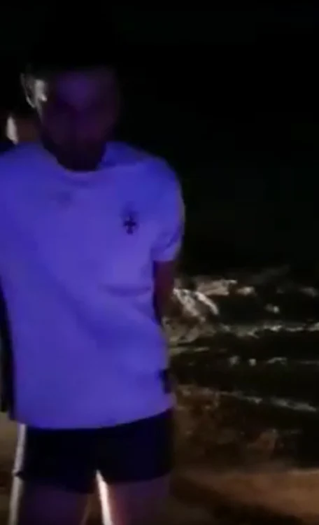 Șoferul a coborât în chiloți din mașină și a fugit (captură youtube.com)