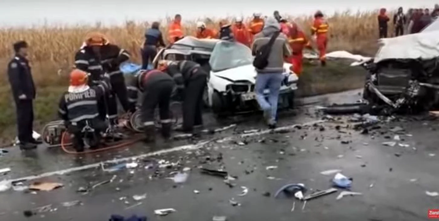 
    Altă tragedie pe șosea! Patru morți și doi răniți, după ce două mașini s-au ciocnitFoto: Captură Video  