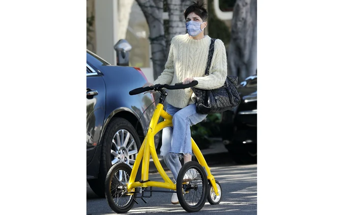 
    Selma se deplasează cu ajutorul unui triciclu care o ajută să amelioreze simptomele boliiFoto: profimedia  