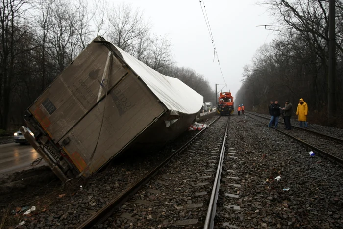 Tirul a ajuns de-a curmezişul pe linia de tren, din cauza şoferului grăbit