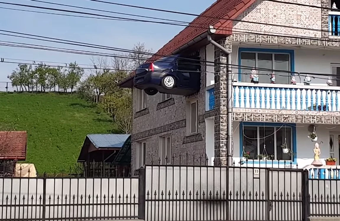 
    O locuință și-a decorat casa cu un Logan în pereteFoto Captură ecran Youtube  