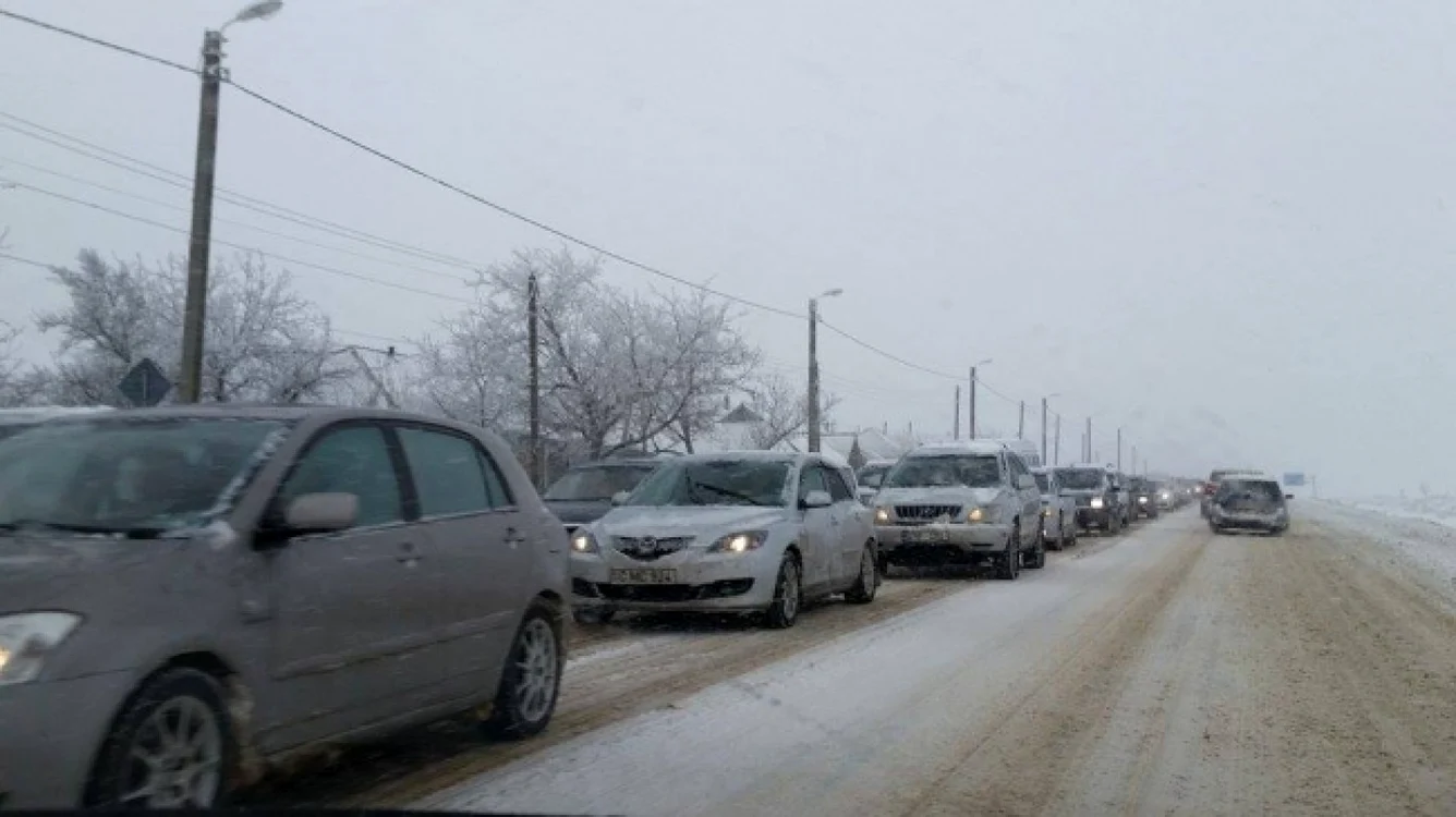 Maşinile circulă bară la bară. FOTO: www.protv.md