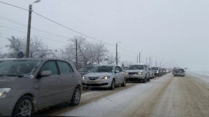 Maşinile circulă bară la bară. FOTO: www.protv.md