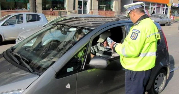 Poliţistul riscă să ajungă după gratii (foto arhivă)