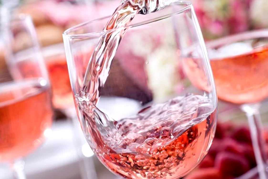 Vin de căpşuni, băutura aromată cu beneficii uriaşe pentru sănătate jpeg