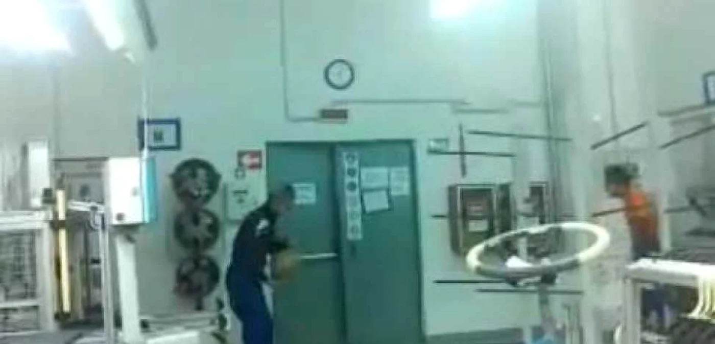 Scenele sunt filmate într-o fabrică de volane