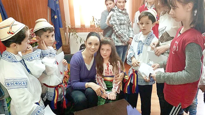 Andreea Marin, înconjurată de copii la Gala  Româno-Turcă, eveniment care a avut loc pe 5 aprilie