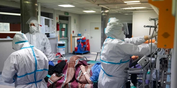 Ingrijire pacient bolnav de COVID in Polonia FOTO EPA-EFE