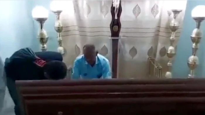 O femeie declarată moartă s-a trezit în coșciug, în timpul priveghiului. Foto: Twitter.