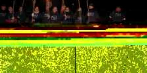 Tinerii au cântat la lumina făcliilor FOTO