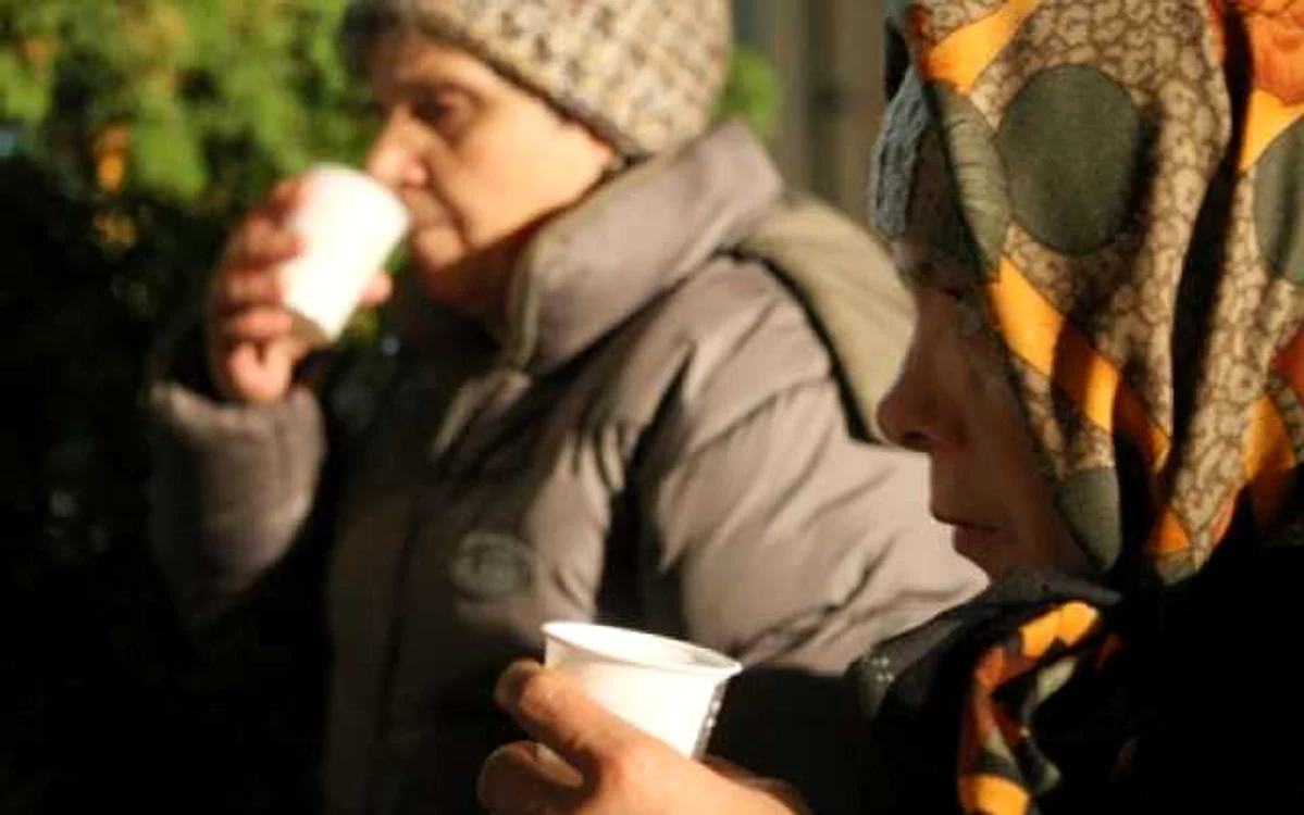 Iaşi: Mii de pelerini au petrecut noaptea pentru a se ruga la Moaştele Sf.Parascheva