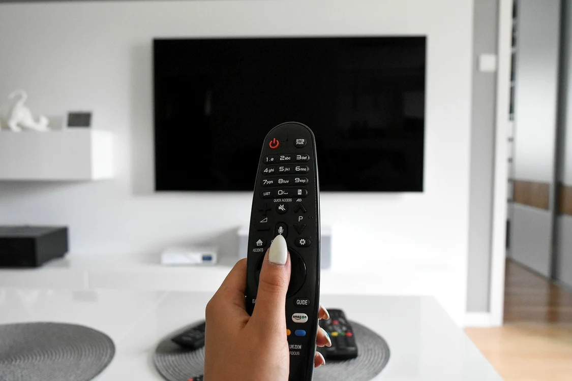 Specialiștii spun că televizorul trebuie scos din priză când e închis / foto: Pixabay
