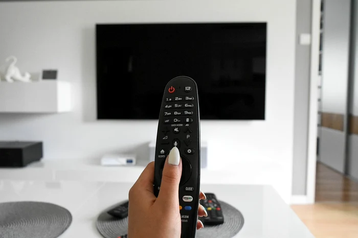 Specialiștii spun că televizorul trebuie scos din priză când e închis / foto: Pixabay