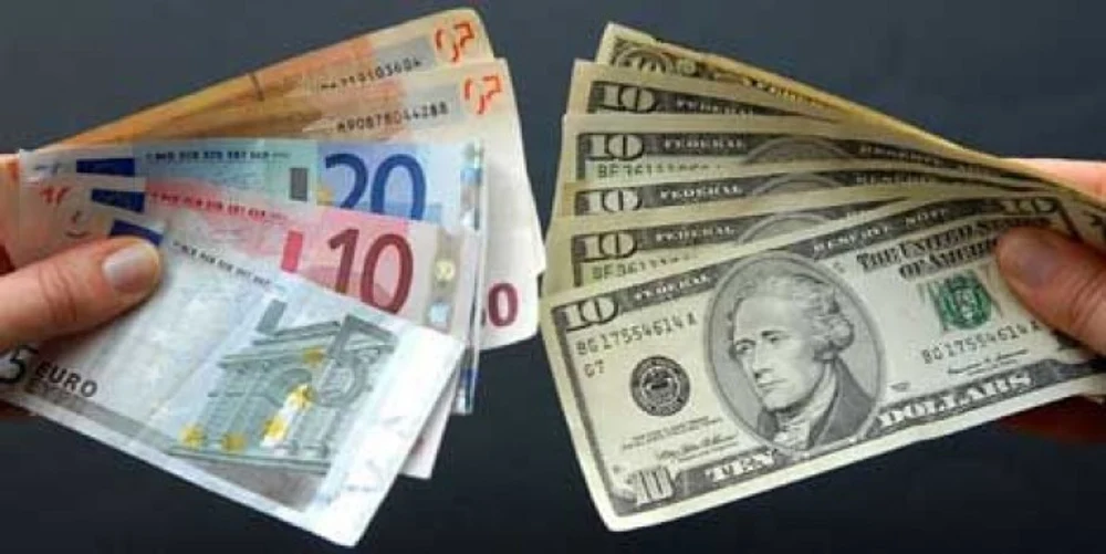 „Este grozav”. Lauda lui Trump pentru dolar accelerează scăderea monedei americane. Ce urmărește președintele SUA?