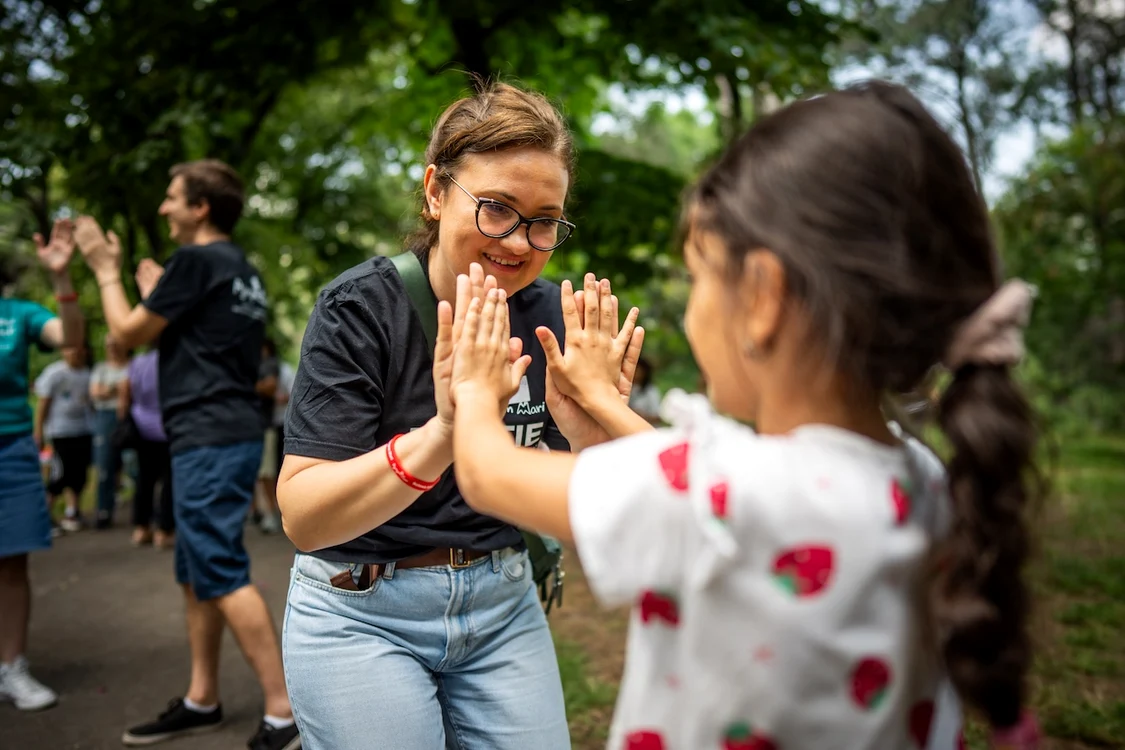 Voluntar în timpul activităților FOTO Ajungem MARI