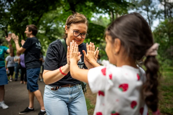 Voluntar în timpul activităților FOTO Ajungem MARI