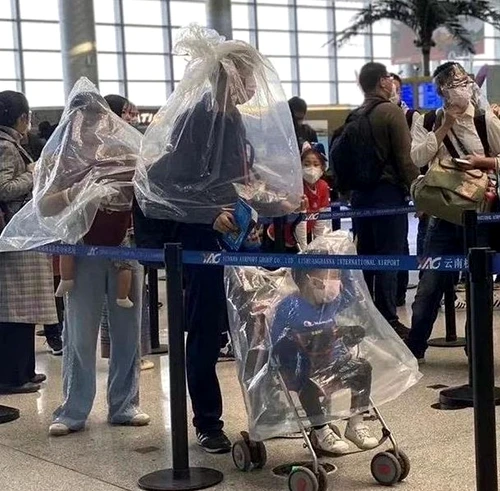 O familie s-a „îmbrăcat” în plastic, în speranța că se va proteja de coronavirus