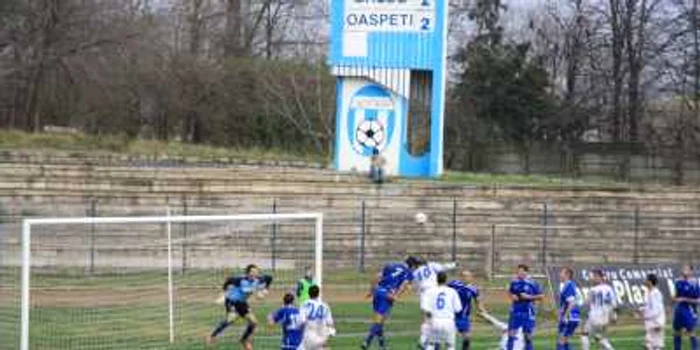 Femeile și copiiii nu plătesc bilet de intrare la stadion (foto arhivă)