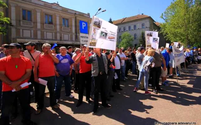 Aproximativ 300 de mineri de la Lonea şi Lupeni au ajuns, miercuri după-amiază, la sediul Complexului Energetic Hunedoara, unde protestează în curtea unităţii FOTO Adevărul