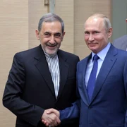 Ali Akbar Velayati dand mana cu Vladimir Putin FOTO EPA-EFE