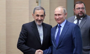 Ali Akbar Velayati dand mana cu Vladimir Putin FOTO EPA-EFE