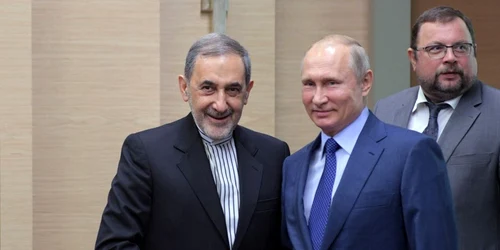 Ali Akbar Velayati dand mana cu Vladimir Putin FOTO EPA-EFE