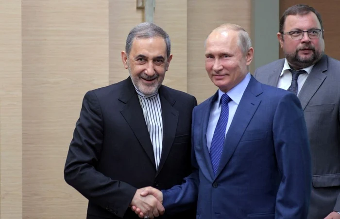 Fostul ministru iranian de Externe Ali Akbar Velayati (stânga) dând mâna, la Moscova, cu preşedintele rus Vladimir Putin FOTO EPA-EFE