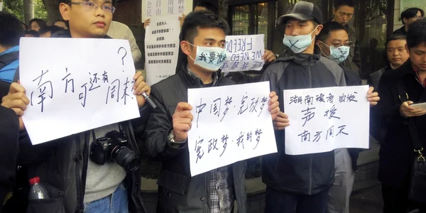 Demonstranti in fata sediului publicatiei "Saptamanalul de Sud" din Guangzhou FOTO Reuters