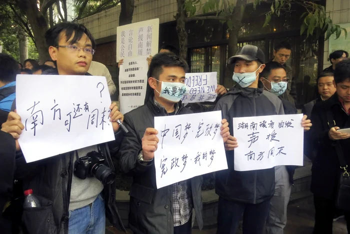 Demonstranţi în faţa sediului publicaţiei "Săptămânalul de Sud" din Guangzhou FOTO Reuters