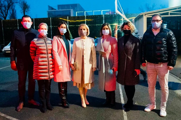 Gabriela Firea a renunțat la culorile tari pe care le-a purtat la alegerile locale