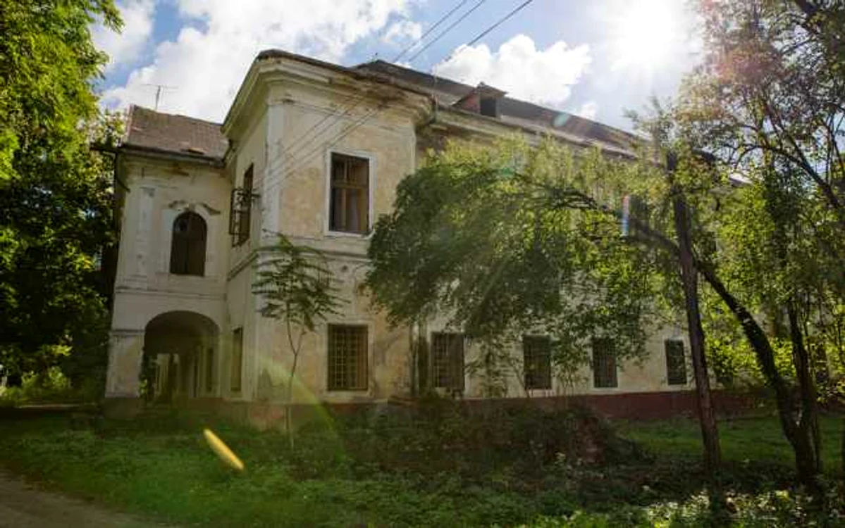Castelul Vecsey este acum în paragină FOTO Adevărul