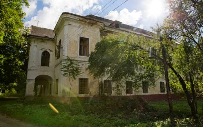 Castelul Vecsey este acum în paragină FOTO Adevărul