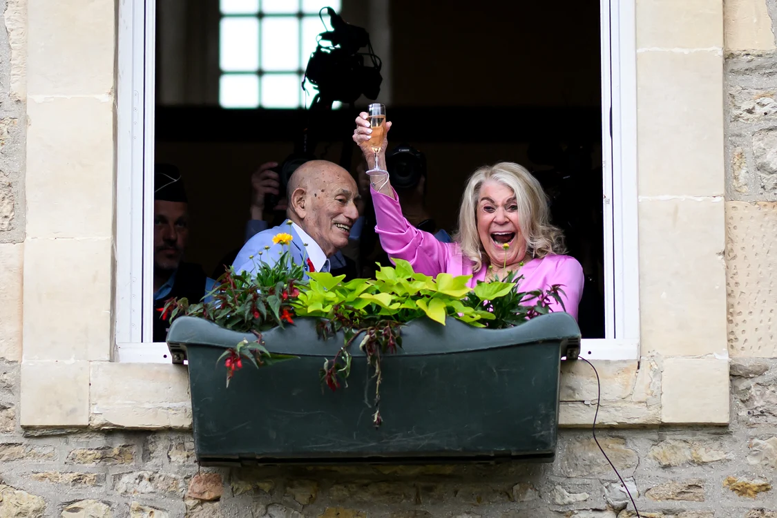 Mirii i-au salutat pe cei veniţi să-i felicite