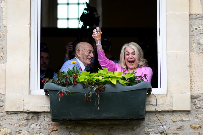 Mirii i-au salutat pe cei veniţi să-i felicite