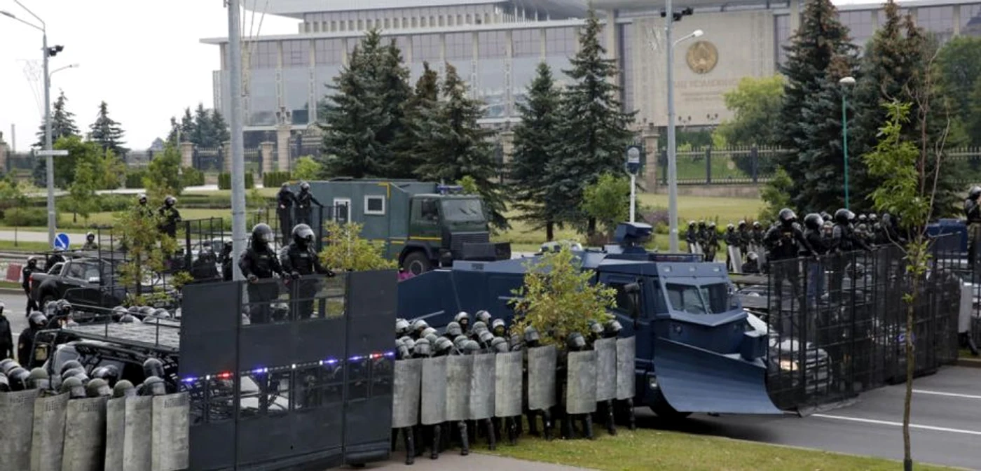 Lukaşenko a promis că va rezolva problema contestatarilor, acuzând NATO şi Occidentul pentru implicarea în manifestaţii. FOTO EPA