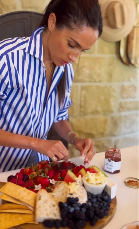Meghan în bucătărie (2) png