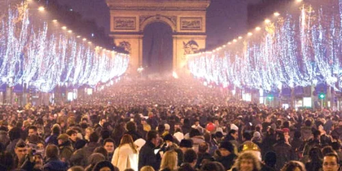 Anual, milioane de turişti sărbătoresc Revelionul la Paris 