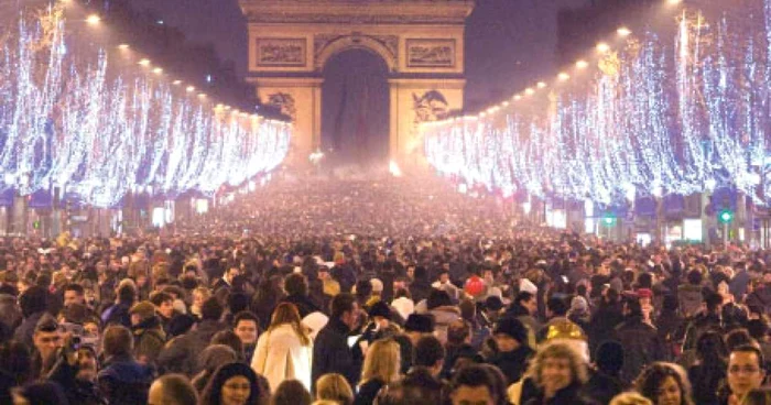 Anual, milioane de turişti sărbătoresc Revelionul la Paris 