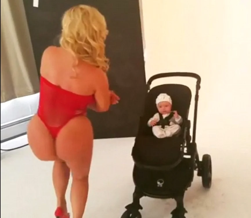 Blonda și-a adus fetița la ședința fotoFoto: Instagram