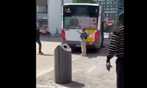 Reținut de polițiști după ce a înjunghiat o persoană în autobuz Foto X jpg